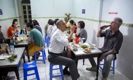 Đầu bếp Bourdain nói về Hà Nội và bữa bún chả với Obama
