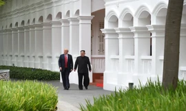 TT Mỹ và ông Kim đi dạo không vệ sĩ, nói chuyện không cần phiên dịch