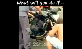 Rắn độc từ xe máy bật ra tấn công người liên tiếp