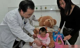 Bé gái nhỏ tuổi nhất thế giới bị ung thư buồng trứng