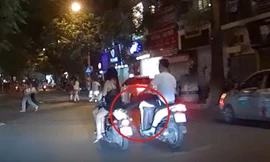 Nam thanh niên vô cớ giơ chân đạp cô gái đi xe máy