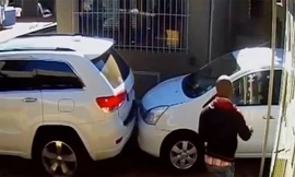 Người mẹ lùi xe cực mạnh, giải cứu con gái khỏi 4 tên bắt cóc có súng 