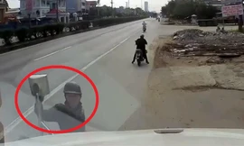 Trộm vặt gương container đỗ ven đường trong nháy mắt