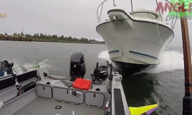 Thót tim cảnh tàu cao tốc lao trực diện vào thuyền câu cá