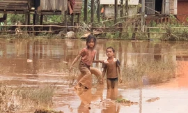 Bùn đất ngập sâu ở nơi cách đập thủy điện vỡ 30 km