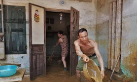 Hàng nghìn ngôi nhà tại Phú Thọ vẫn ngập trong bùn