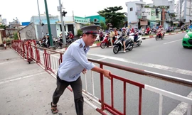 Những khó khăn của nghề gác chắn đường tàu