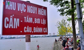Nguy hiểm rình rập khi bơi ở 'bãi biển' Hồ Tây ngày Hà Nội nắng nóng