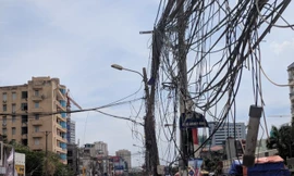 Giật mình cáp viễn thông như “liễu rủ” trên đường Minh Khai