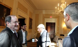 Các giáo sư Mỹ tặng quà quý và chúc U23 Việt Nam vô địch