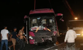 Tránh xe tải lật chắn ngang quốc lộ, xe khách đâm vách núi