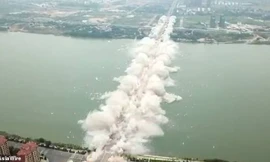 Cầu dài 1.577m nổ tung, hóa tro bụi trong tích tắc