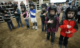 Ảnh hài hước về kỵ sĩ nhí tham gia cuộc thi thuần phục cừu