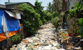 Rác kín đặc, bức tử đường thoát nước từ sân bay Tân Sơn Nhất