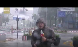 Đưa tin về siêu bão Mangkhut, phóng viên hốt hoảng khi tường kính rơi