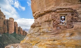 Nhà thờ đá trên vách núi dựng đứng cao 200m ở Ethiopia