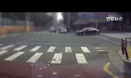 Hàn Quốc: Nữ đại gia chạy ô tô sang rải 300 triệu khắp phố