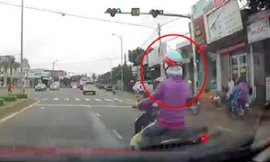 Nữ 'Ninja' bị xe tông vì bật xi-nhan nhưng không thèm nhìn đường