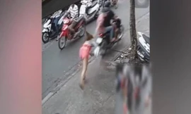 Cô gái bị cướp giật dây chuyền ngã văng xuống đường