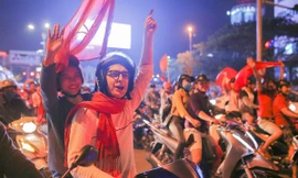 Khách Tây: Vô địch World Cup chúng tôi cũng không ăn mừng như người Việt