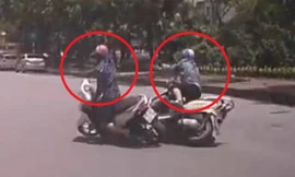 Đi song song để 'tám chuyện', 2 nữ 'ninja' tự đâm nhau 