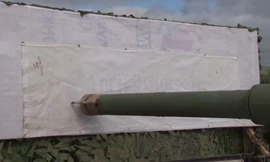 Xe tăng Nga T-72B3 trình diễn cắt táo bằng dao buộc trên nòng pháo