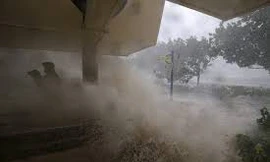 Những hình ảnh không tưởng về sự tàn phá Hong Kong của bão Mangkhut 