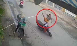 Cô đồng nát hất tung thanh niên đi xe máy giữa phố như trong phim