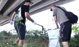 2 ông Tây và ngàn bạn trẻ đi bộ nhặt rác ở Hà Nội