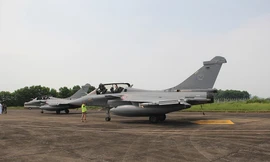Tiêm kích tối tân Pháp Rafale hạ cánh xuống Nội Bài