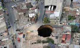 Kinh hãi 'hố tử thần' sâu như bất tận giữa nhà dân ở Hà Nội