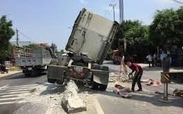 Tài xế ngủ gật, xe container húc bay dải phân cách