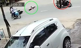 Cô gái lăn ba vòng vì bị cướp giật túi xách