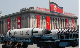 Triều Tiên duyệt binh rầm rộ với dàn tên lửa đạn đạo xuyên lục địa