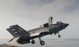 Cú hạ cánh thẳng đứng trên tàu đổ bộ của F-35 Mỹ