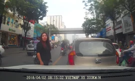 Nữ tài xế lùi ô tô đâm vào xe người khác còn hùng hổ xuống bắt đền