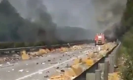 Xe chở iPhone phát nổ, hàng ngàn chiếc điện thoại rải đầy đường