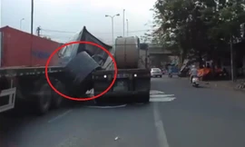 2 cuộn thép khổng lồ trượt khỏi thùng hàng, đè nát cabin container