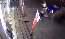 Đang ngồi trên xe máy, người phụ nữ bị ô tô tông bay lên trời