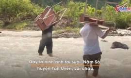 Thầy giáo cõng bàn qua suối cuồn cuộn, đưa đón học sinh đến trường