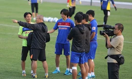 HLV Park đi bóng trêu Tiến Dũng, Công Phượng ghi bàn trong buổi tập