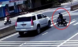 Tránh xe máy sang đường, tài xế ô tô bẻ lái xuất thần