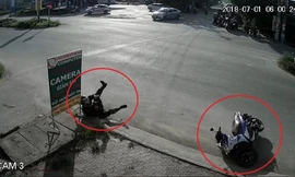 Xe đạp điện sang đường như trong sân nhà, xe máy ngã văng cả chục mét