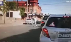 Chồng lái xe lao thẳng vào vợ vì đòi ly hôn