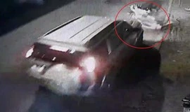 Ô tô tông ngã xe máy chở cả gia đình, bị dân chặn đầu vẫn rồ ga bỏ chạ