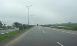 Thanh niên đầu trần, lốp trước xịt hơi vẫn chạy 80km/h trên cao tốc