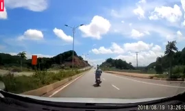 Mặc tài xế bấm còi inh ỏi, nữ 'ninja' vẫn vô tư tạt đầu