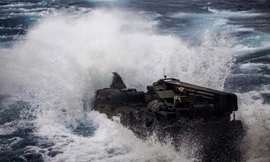 Xe bọc thép thủy quân lục chiến Mỹ khoe kỹ năng bơi lội
