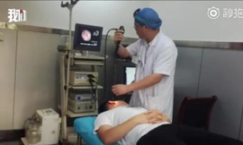 Bị bạn gái hôn vào tai, chàng trai thủng màng nhĩ