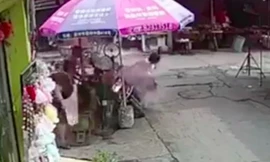 Bé vặn tay ga, hai mẹ con lao xe máy vào chảo dầu nóng